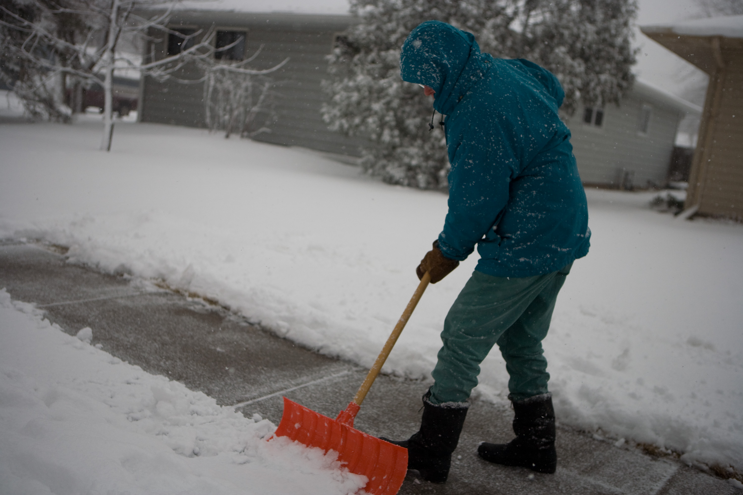 FEMA_-_40421_-_North_Dakota_resident_shovels_snow_off_his_sidewalk